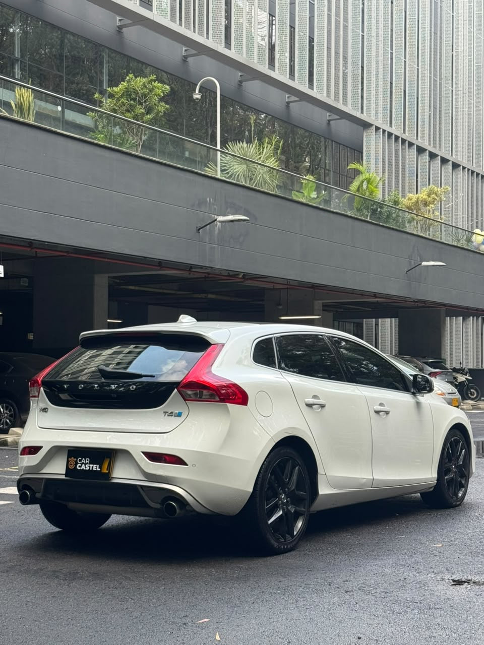 2018 -  VOLVO V40 T4 2.0L