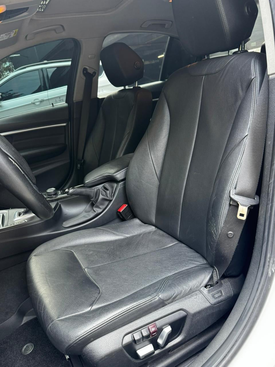 2016 - BMW 320i Luxury Sedan