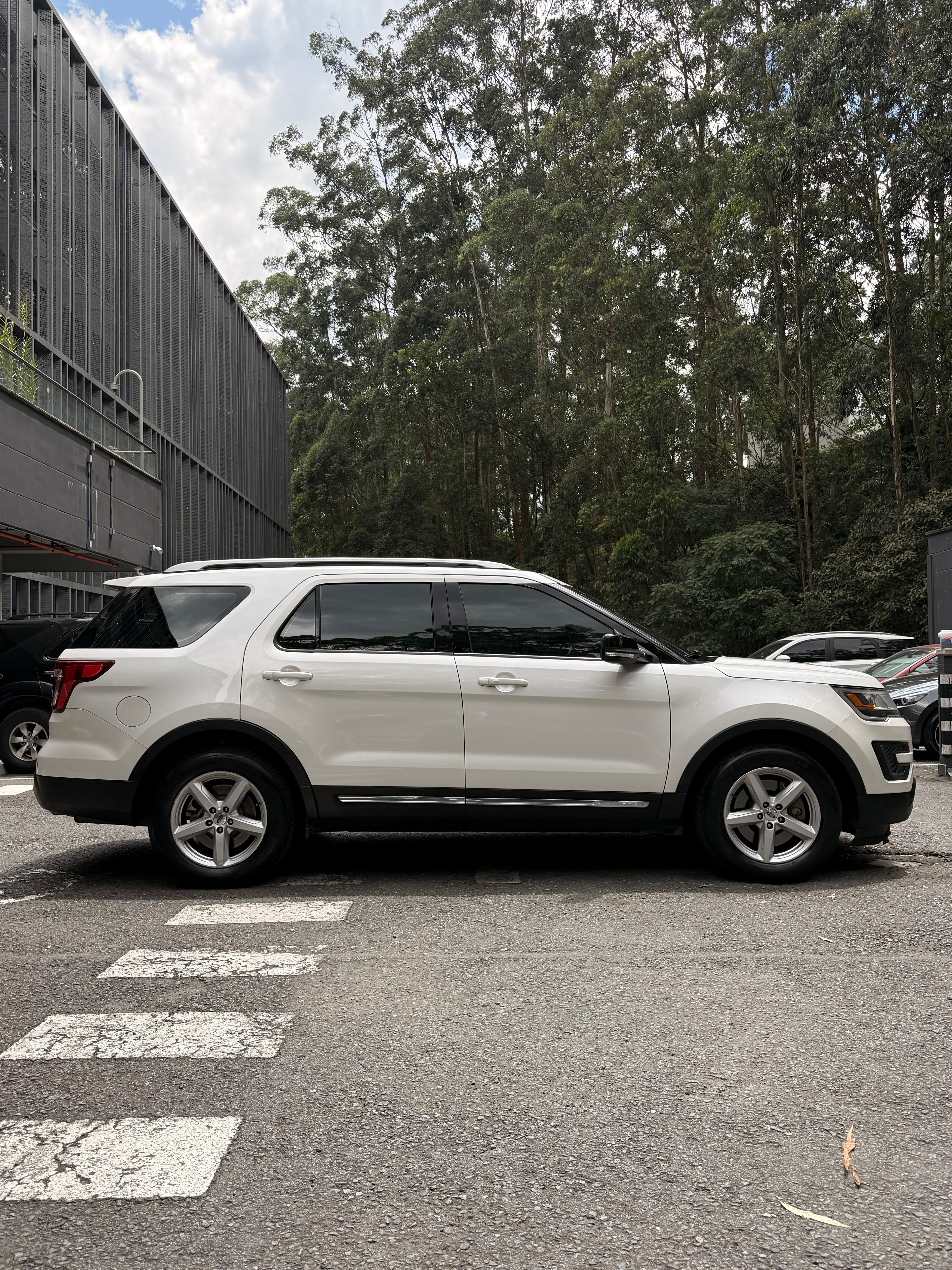 2016 - FORD EXPLORER XLT