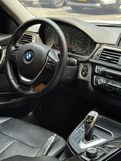2016 - BMW 320i Luxury Sedan