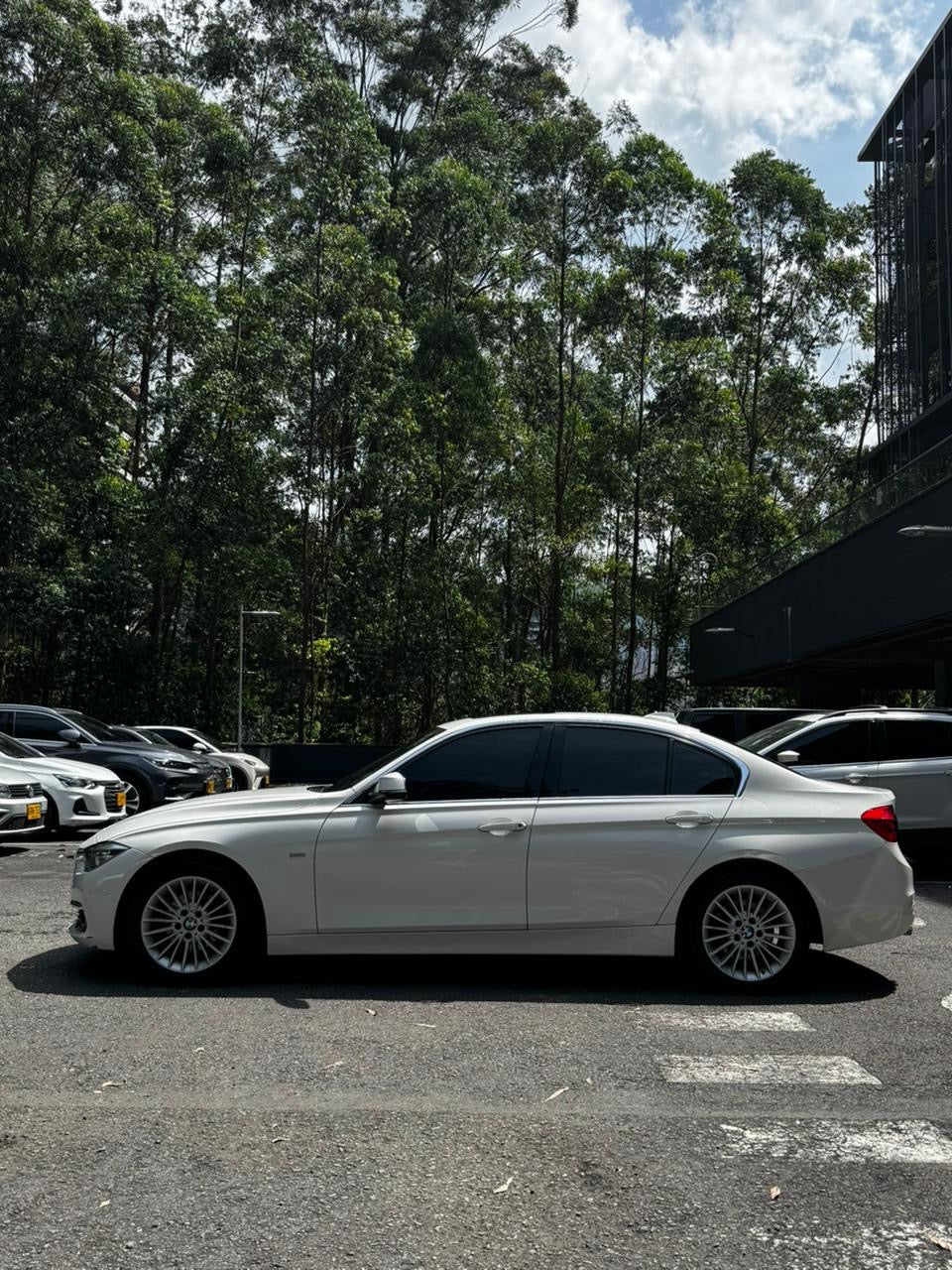 2016 - BMW 320i Luxury Sedan