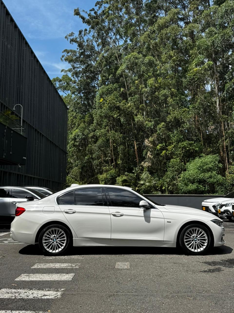 2016 - BMW 320i Luxury Sedan