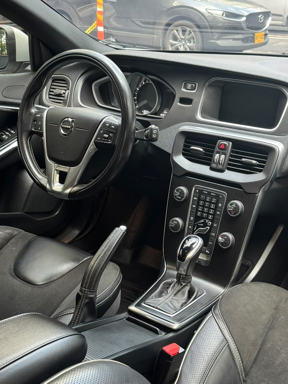 2018 -  VOLVO V40 T4 2.0L